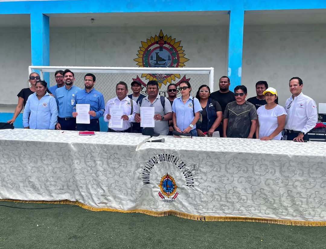 FOTO FINAL GRUPAL CON EL ACTA FIRMADA POR PETROPERÚ, POBLACIÓN DE LOBITOS Y ALCALDE