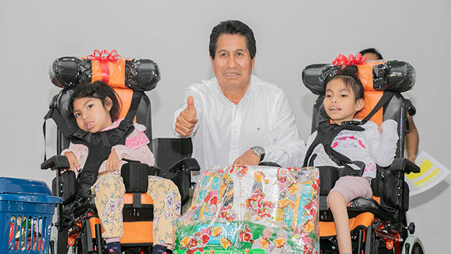 Municipalidad realizó entrega de 111 canastas navideñas, sillas de ruedas pediátricas, bastones, entre otros. 