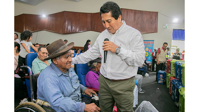 Municipalidad realizó entrega de 111 canastas navideñas, sillas de ruedas pediátricas, bastones, entre otros.
