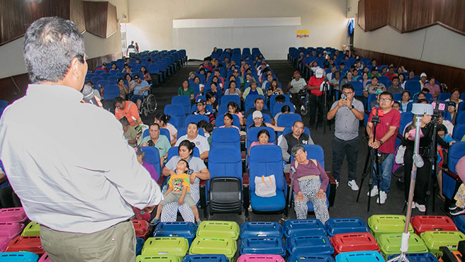 Municipalidad realizó entrega de 111 canastas navideñas, sillas de ruedas pediátricas, bastones, entre otros.