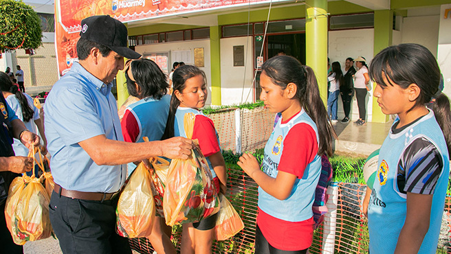 Cavino Cautivo Grasa, entregó canastas navideñas a los niños, niñas, jóvenes de la academia de deporte Ancash 52.