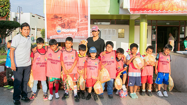 Cavino Cautivo Grasa, entregó canastas navideñas a los niños, niñas, jóvenes de la academia de deporte Ancash 52.