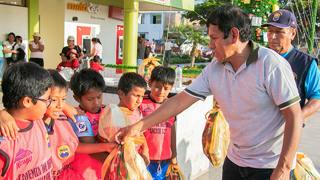 Cavino Cautivo Grasa, entregó canastas navideñas a los niños, niñas, jóvenes de la academia de deporte Ancash 52.