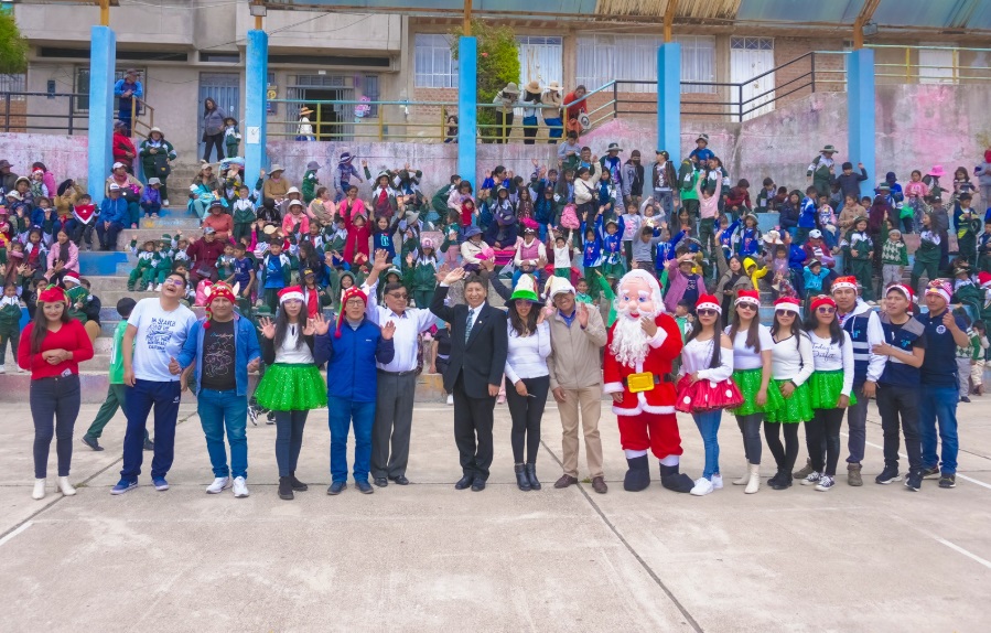 Alegría y sonrisas: niños y niñas de puno disfrutan de un inolvidable compartir navideño