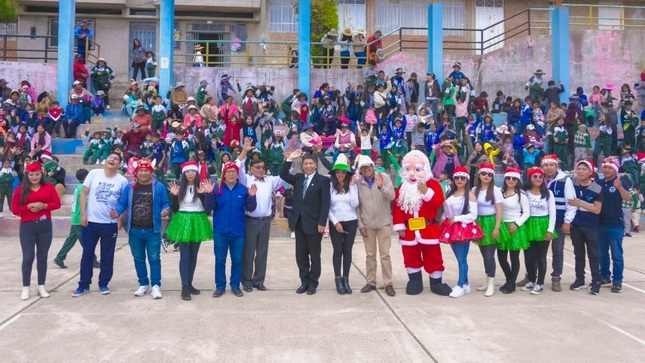 Alegría y sonrisas: niños y niñas de puno disfrutan de un inolvidable compartir navideño