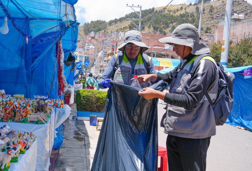 Municipalidad de Puno fortalece el adecuado manejo de residuos sólidos en la feria navideña Wawa Q'atu 2024