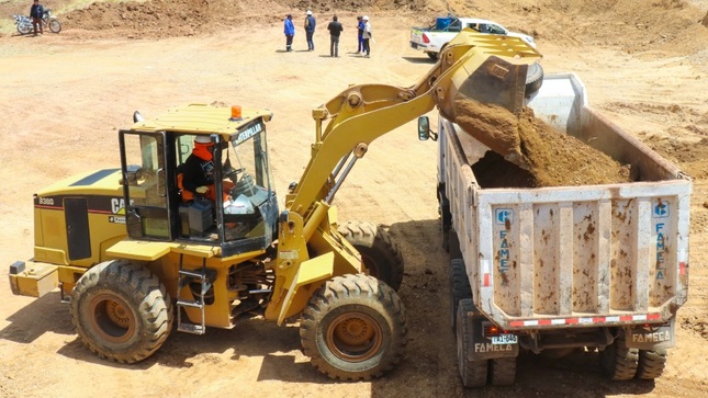 Municipalidad de Puno realiza mantenimiento de la red vial vecinal en el distrito de Acora