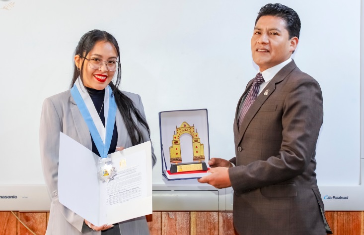 Municipalidad Provincial de Puno reconoce a estudiante por su participacion en un programa internacional en Japon