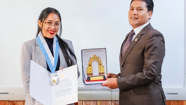 Municipalidad Provincial de Puno reconoce a estudiante por su participacion en un programa internacional en Japon