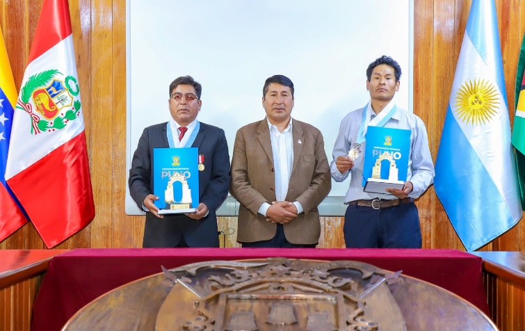Municipalidad de Puno reconoce a destacadas figuras por su aporte a la patria y la cultura