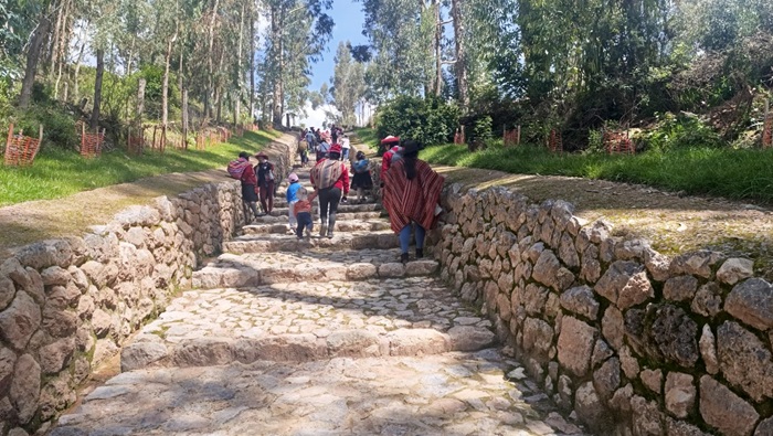 Cusqueños vuelven a transitar por el camino ritual inka sección Qorikancha – Ñustapakana en Saqsaywaman