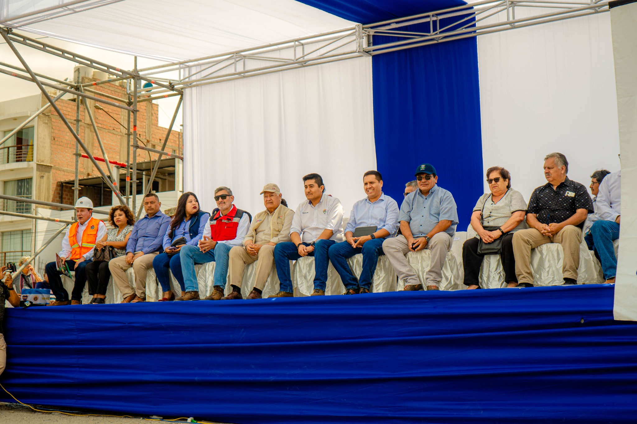 Representantes de la Municipalidad Provincial de Ilo, Anglo American Quellaveco y de la Constructora MLS S.A.C. , participaron en la ceremonia de colocación de primera piedra.