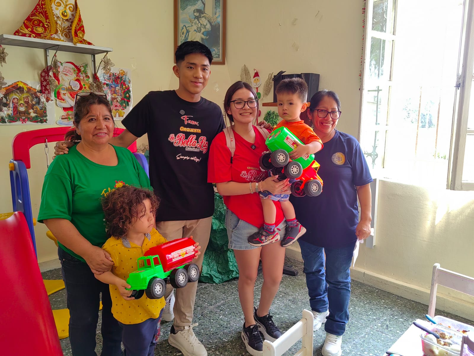Donación de juguetes para niños pediátricos de parte de la orquesta de cumbia "La Bella Luz"