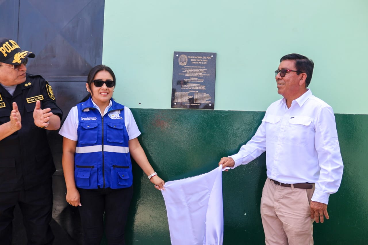 Develando la placa recordatoria