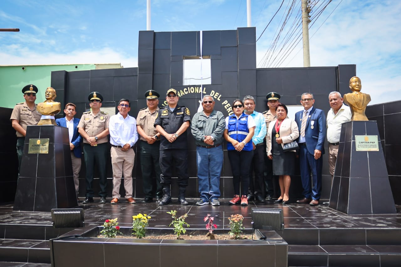 foto grupal en el cenotafio