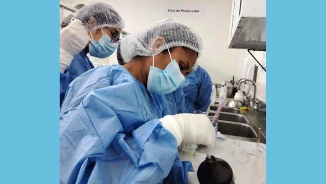 Farmacéuticos de la FarmaMinsa Mi Perú se capacitan en la elaboración de repelente contra el dengue