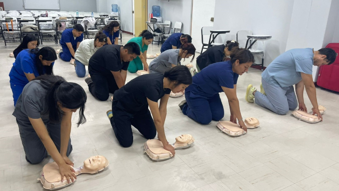 Los servidores recibieron esta instrucción de forma simple y práctica. Para ello utilizaron simuladores (maniquíes, parte del tórax).


