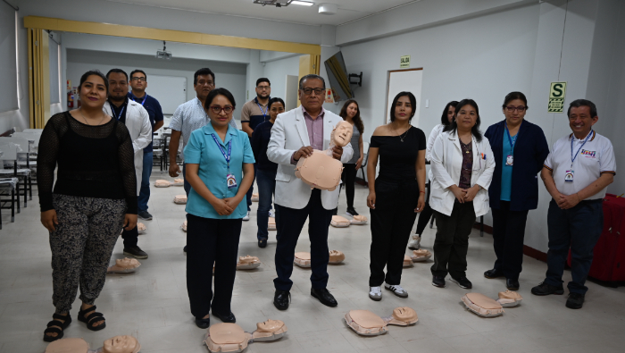 Los servidores recibieron esta instrucción de forma simple y práctica. Para ello utilizaron simuladores (maniquíes, parte del tórax).

