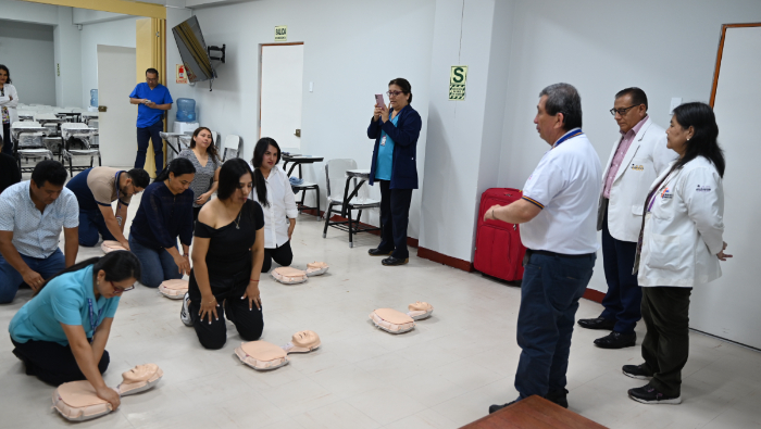 Los servidores recibieron esta instrucción de forma simple y práctica. Para ello utilizaron simuladores (maniquíes, parte del tórax).

