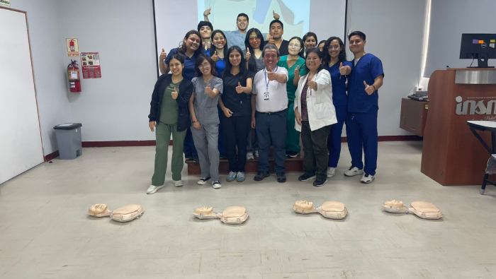 Los servidores recibieron esta instrucción de forma simple y práctica. Para ello utilizaron simuladores (maniquíes, parte del tórax).

