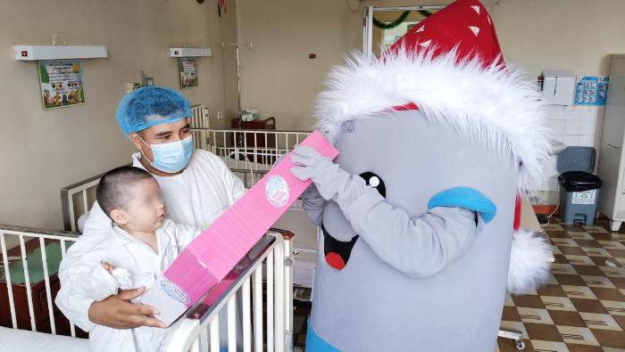 Los niños, que se recuperan de diferentes enfermedades como insuficiencia respiratoria, agradecieron a “Vacunin Navideño” mientras sus padres les tomaron fotos para el recuerdo.