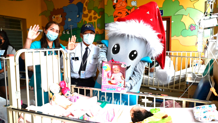 Los niños, que se recuperan de diferentes enfermedades como insuficiencia respiratoria, agradecieron a “Vacunin Navideño” mientras sus padres les tomaron fotos para el recuerdo.