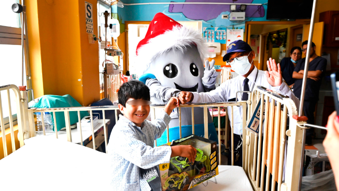Los niños, que se recuperan de diferentes enfermedades como insuficiencia respiratoria, agradecieron a “Vacunin Navideño” mientras sus padres les tomaron fotos para el recuerdo.
