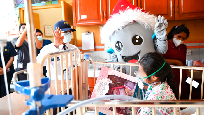 Los niños, que se recuperan de diferentes enfermedades como insuficiencia respiratoria, agradecieron a “Vacunin Navideño” mientras sus padres les tomaron fotos para el recuerdo.
