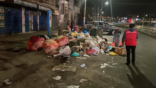 Arequipa.- La Contraloría General alertó sobre los riesgos a la salud de comerciantes y clientes que acuden diariamente a los mercados de la zona comercial Andrés Avelino Cáceres, en el distrito de José Luis Bustamante y Rivero, debido a que los residuos sólidos generados son arrojados en las calles al no contar con contenedores y debido a la inoperatividad de los centros de acopio.