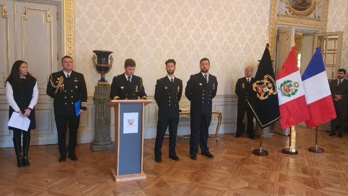 Honor al mérito: Marina de Guerra condecora a miembros de la Marina Nacional Francesa por servicios prestados al Perú