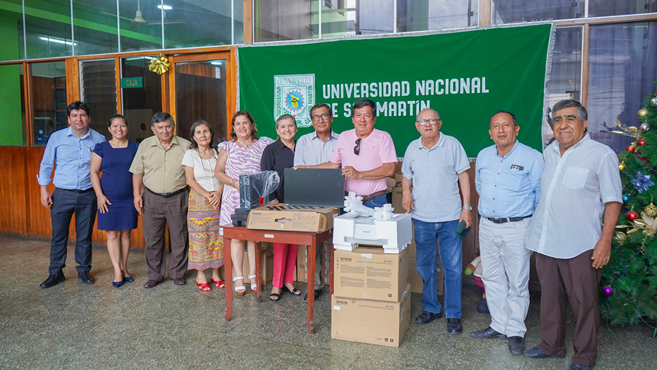 FOTO GRUPAL DE AUTORIDADES Y DECANOS DE LA UNSM