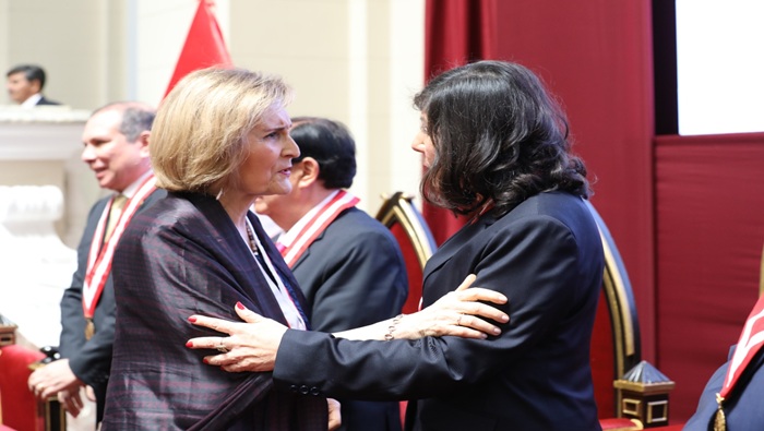 La presidenta del Tribunal Constitucional (TC), magistrada Luz Pacheco Zerga saluda a la nueva presidenta del Poder Judicial, magistrada Janet Tello Gilardi.