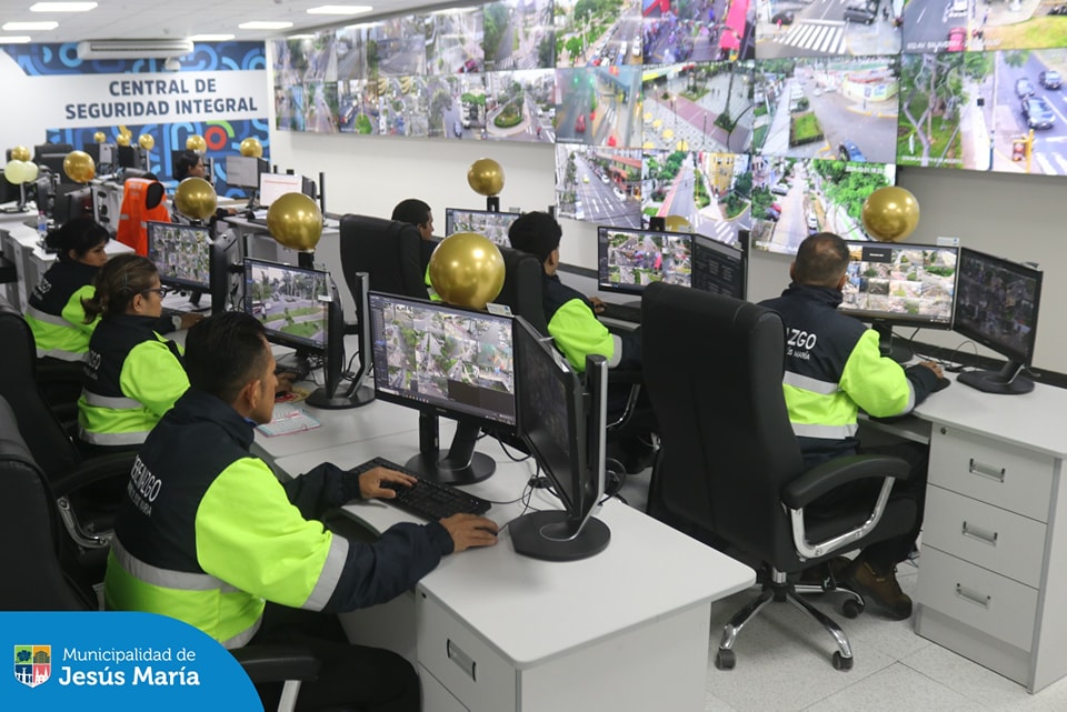 En estas fiestas, tu tranquilidad es lo más importante. Nuestros serenos siguen realizando rondas de vigilancia en todo el distrito, en coordinación con la Central de Seguridad Integral quienes monitorean las cámaras de videovigilancia para que disfrutes de este nuevo año con quienes más quieres. 🫂❤️
¡Porque en Jesús María, la seguridad no se detiene!