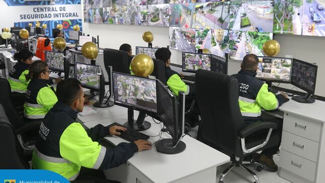 En estas fiestas, tu tranquilidad es lo más importante. Nuestros serenos siguen realizando rondas de vigilancia en todo el distrito, en coordinación con la Central de Seguridad Integral quienes monitorean las cámaras de videovigilancia para que disfrutes de este nuevo año con quienes más quieres. 🫂❤️
¡Porque en Jesús María, la seguridad no se detiene!