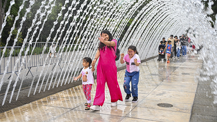 MILES DE VISITANTES DISFRUTARON DE PRIMER DÍA DEL 2025 EN EL CIRCUITO MÁGICO DEL AGUA - 1