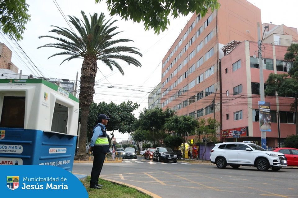 En estas fiestas, tu tranquilidad es lo más importante. Nuestros serenos siguen realizando rondas de vigilancia en todo el distrito, en coordinación con la Central de Seguridad Integral quienes monitorean las cámaras de videovigilancia para que disfrutes de este nuevo año con quienes más quieres. 🫂❤️
¡Porque en Jesús María, la seguridad no se detiene!