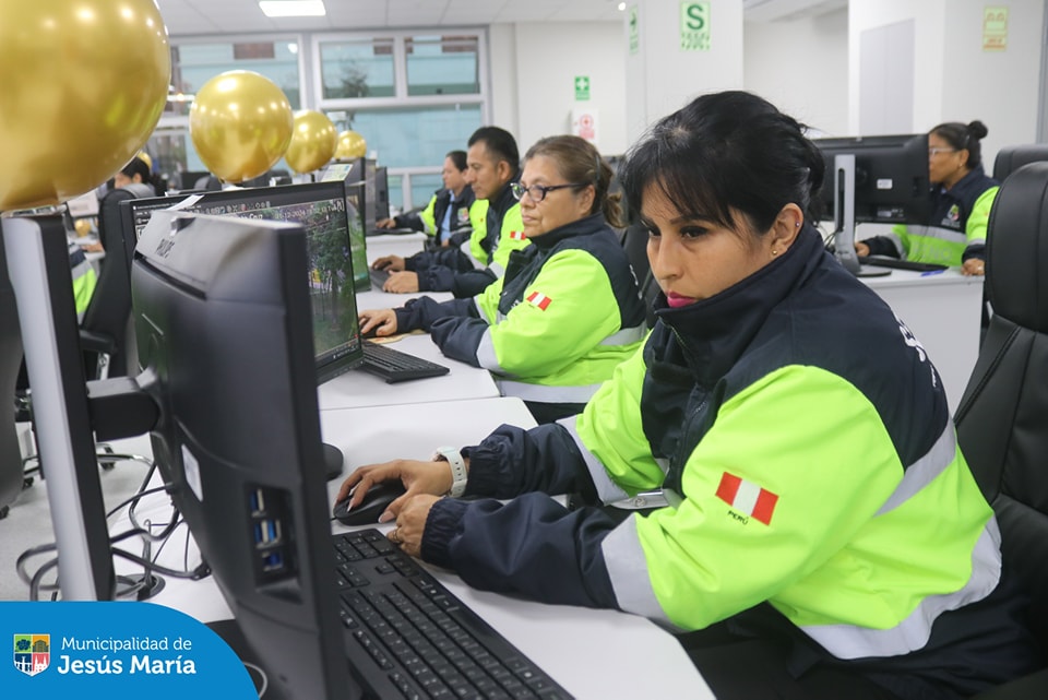 En estas fiestas, tu tranquilidad es lo más importante. Nuestros serenos siguen realizando rondas de vigilancia en todo el distrito, en coordinación con la Central de Seguridad Integral quienes monitorean las cámaras de videovigilancia para que disfrutes de este nuevo año con quienes más quieres. 🫂❤️
¡Porque en Jesús María, la seguridad no se detiene!