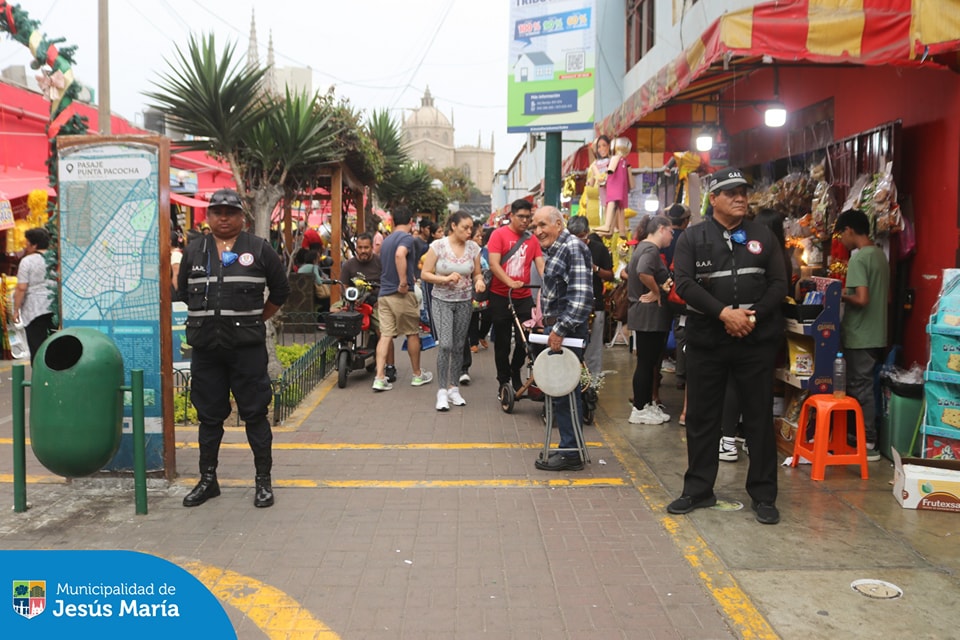 Como parte del plan Año Nuevo Seguro, realizamos un operativo de fiscalización en el Mercado San José y alrededores para evitar la venta informal de pirotecnia. 🚫🎇 .
Con esta acción reafirmamos nuestro compromiso con la seguridad y el bienestar de todos los vecinos, promoviendo un distrito más tranquilo y seguro para nuestras familias.