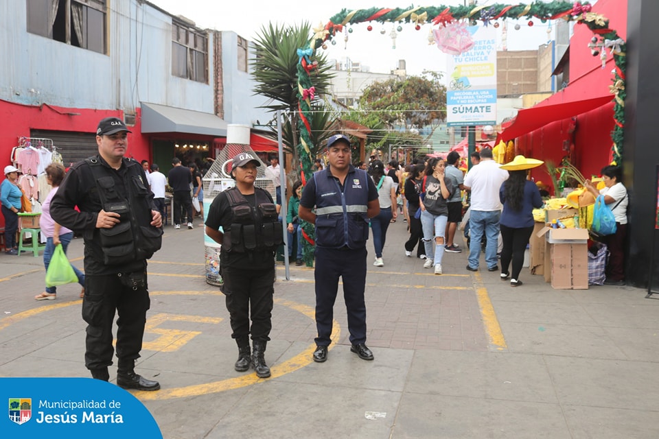Como parte del plan Año Nuevo Seguro, realizamos un operativo de fiscalización en el Mercado San José y alrededores para evitar la venta informal de pirotecnia. 🚫🎇 .
Con esta acción reafirmamos nuestro compromiso con la seguridad y el bienestar de todos los vecinos, promoviendo un distrito más tranquilo y seguro para nuestras familias.