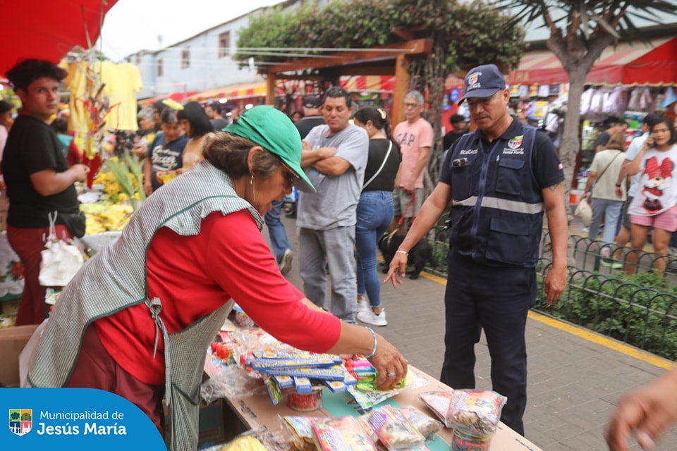 Como parte del plan Año Nuevo Seguro, realizamos un operativo de fiscalización en el Mercado San José y alrededores para evitar la venta informal de pirotecnia. 🚫🎇 .
Con esta acción reafirmamos nuestro compromiso con la seguridad y el bienestar de todos los vecinos, promoviendo un distrito más tranquilo y seguro para nuestras familias.