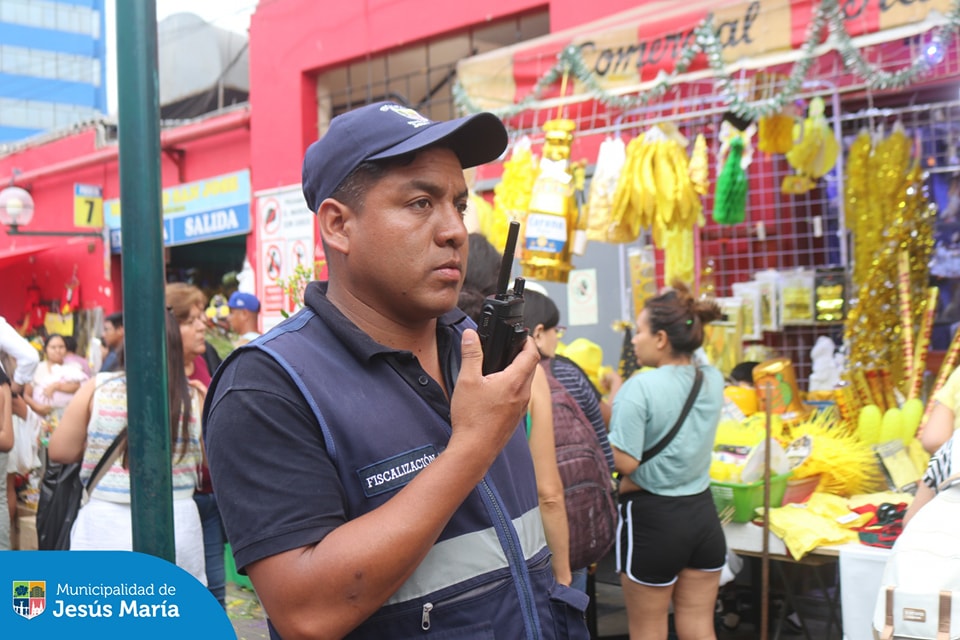 Como parte del plan Año Nuevo Seguro, realizamos un operativo de fiscalización en el Mercado San José y alrededores para evitar la venta informal de pirotecnia. 🚫🎇 .
Con esta acción reafirmamos nuestro compromiso con la seguridad y el bienestar de todos los vecinos, promoviendo un distrito más tranquilo y seguro para nuestras familias.