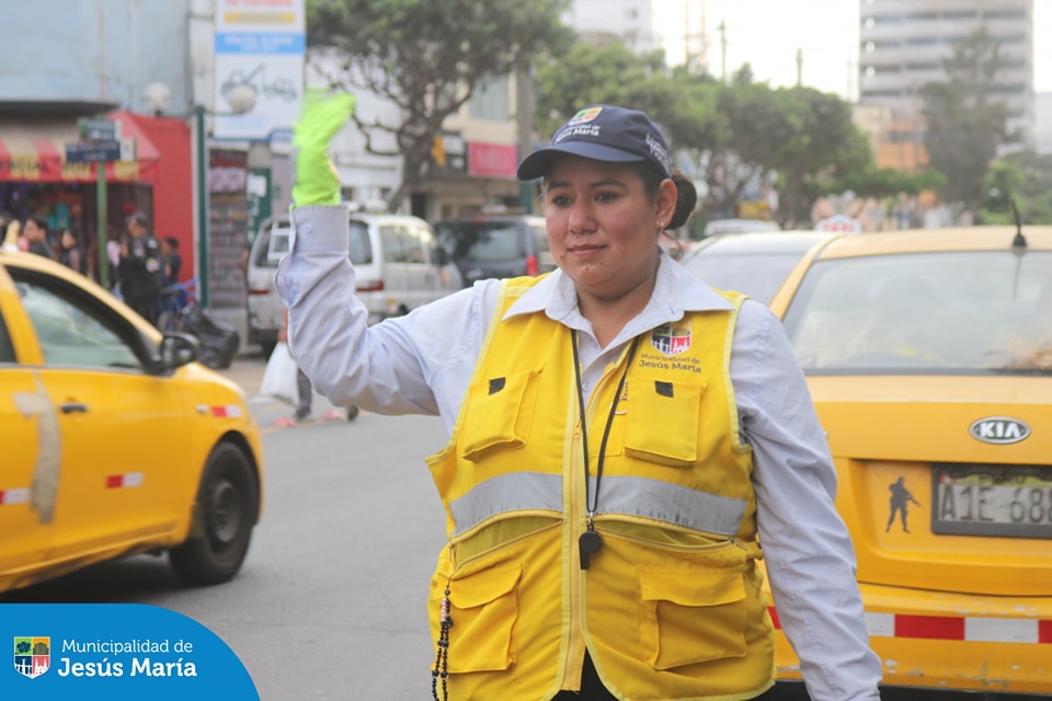 En estas fiestas, seguimos comprometidos con tu bienestar. ✨ Nuestro personal de Movilidad Urbana realiza controles de tránsito 🚦 en las zonas con mayor afluencia de vehículos, mientras que el equipo de Limpieza Pública se encarga del barrido en todas las calles y avenidas para que disfrutes de un entorno más limpio. ✨
Y no olvides que tenemos el Tópico de Urgencias disponible para todos los jesusmarianos 🏥 Porque tu salud siempre es lo más importante. 💙
Juntos, ¡hacemos de este Año Nuevo un momento seguro y lleno de bienestar! 💪