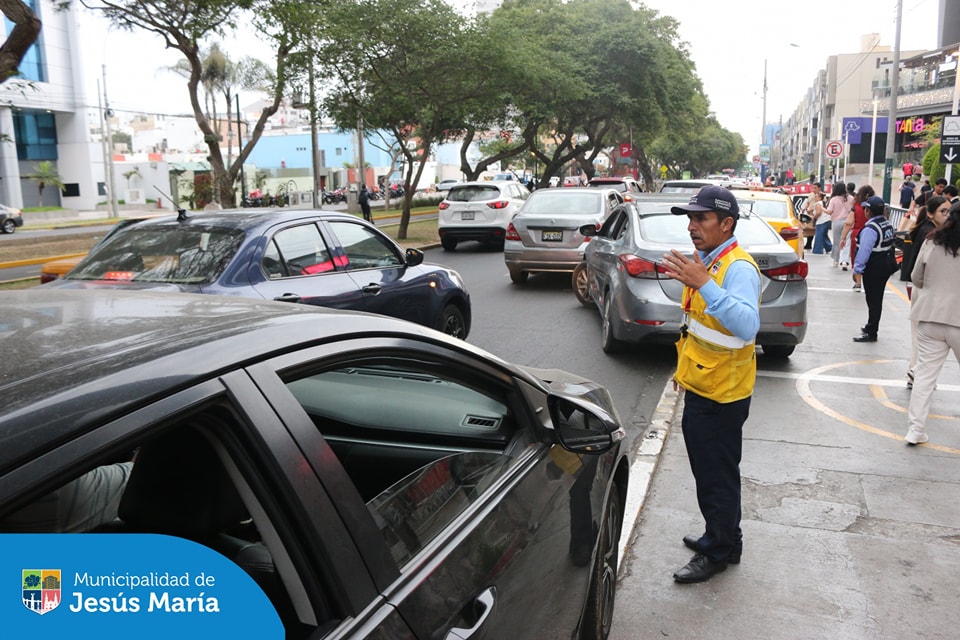 En estas fiestas, seguimos comprometidos con tu bienestar. ✨ Nuestro personal de Movilidad Urbana realiza controles de tránsito 🚦 en las zonas con mayor afluencia de vehículos, mientras que el equipo de Limpieza Pública se encarga del barrido en todas las calles y avenidas para que disfrutes de un entorno más limpio. ✨
Y no olvides que tenemos el Tópico de Urgencias disponible para todos los jesusmarianos 🏥 Porque tu salud siempre es lo más importante. 💙
Juntos, ¡hacemos de este Año Nuevo un momento seguro y lleno de bienestar! 💪