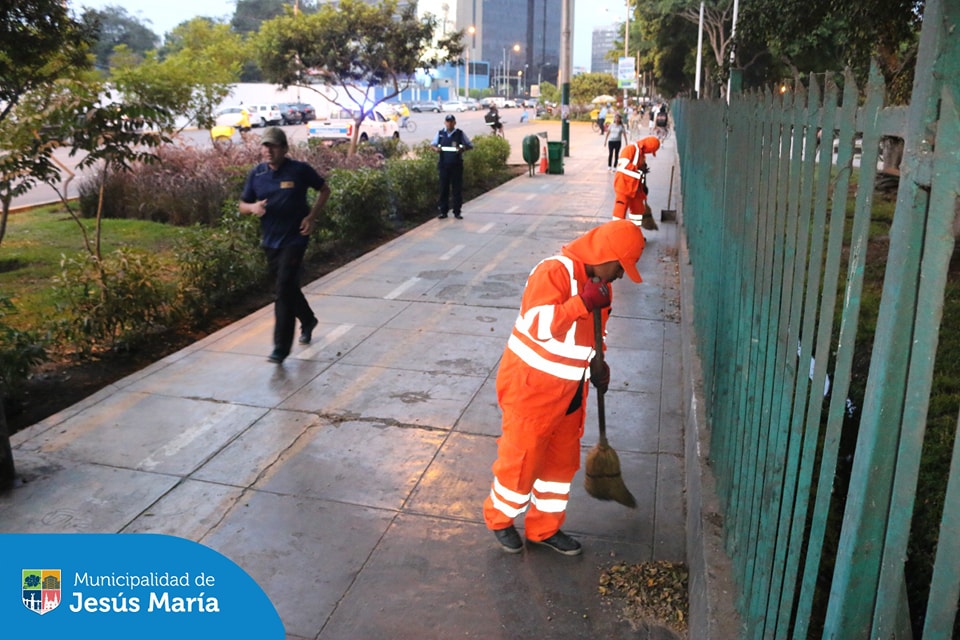 En estas fiestas, seguimos comprometidos con tu bienestar. ✨ Nuestro personal de Movilidad Urbana realiza controles de tránsito 🚦 en las zonas con mayor afluencia de vehículos, mientras que el equipo de Limpieza Pública se encarga del barrido en todas las calles y avenidas para que disfrutes de un entorno más limpio. ✨
Y no olvides que tenemos el Tópico de Urgencias disponible para todos los jesusmarianos 🏥 Porque tu salud siempre es lo más importante. 💙
Juntos, ¡hacemos de este Año Nuevo un momento seguro y lleno de bienestar! 💪