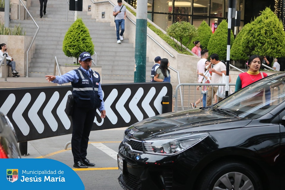 En estas fiestas, seguimos comprometidos con tu bienestar. ✨ Nuestro personal de Movilidad Urbana realiza controles de tránsito 🚦 en las zonas con mayor afluencia de vehículos, mientras que el equipo de Limpieza Pública se encarga del barrido en todas las calles y avenidas para que disfrutes de un entorno más limpio. ✨
Y no olvides que tenemos el Tópico de Urgencias disponible para todos los jesusmarianos 🏥 Porque tu salud siempre es lo más importante. 💙
Juntos, ¡hacemos de este Año Nuevo un momento seguro y lleno de bienestar! 💪