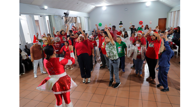 Acompañados de sus padres y familiares, disfrutaron de una tarde llena de alegría y entretenimiento, con un animado espectáculo en el auditorio de la Municipalidad, donde se vivieron momentos de integración y celebración.
Este evento destacó el compromiso de la comunidad y las autoridades locales en promover la inclusión y brindar espacios de reconocimiento a los logros educativos de las personas con discapacidad, fortaleciendo los lazos familiares y sociales en un ambiente de respeto y alegría.
