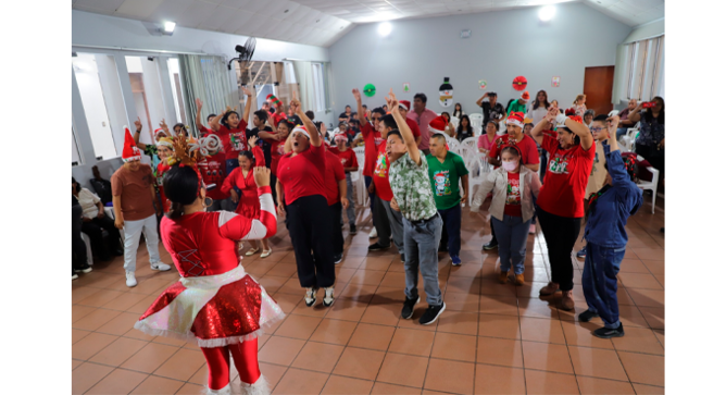 Acompañados de sus padres y familiares, disfrutaron de una tarde llena de alegría y entretenimiento, con un animado espectáculo en el auditorio de la Municipalidad, donde se vivieron momentos de integración y celebración.
Este evento destacó el compromiso de la comunidad y las autoridades locales en promover la inclusión y brindar espacios de reconocimiento a los logros educativos de las personas con discapacidad, fortaleciendo los lazos familiares y sociales en un ambiente de respeto y alegría.