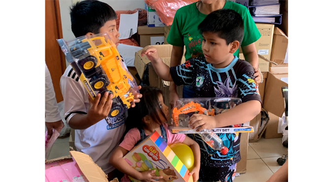 La tarde estuvo llena de alegría, con un animado show, juegos y regalos que hicieron brillar los rostros de los pequeños.