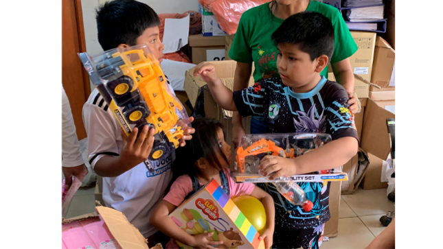 La tarde estuvo llena de alegría, con un animado show, juegos y regalos que hicieron brillar los rostros de los pequeños.