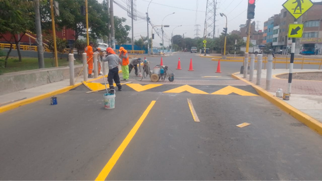 Camellones que ordenarán el tránsito y aportarán mayor seguridad.
✅ Nueva señalización para garantizar un tránsito eficiente y seguro.
Estamos cada vez más cerca de la gran inauguración.
¡Prepárense para disfrutar de una avenida moderna para todos! 